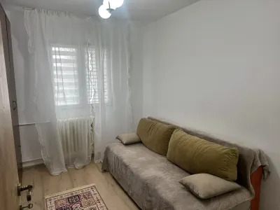 sufragerie cu canapea comoda inchiriere apartament Sector 4 București